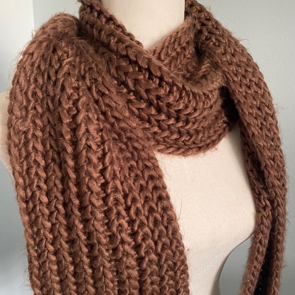 Chunky knit scarf with fringes - Picture 1 of 9